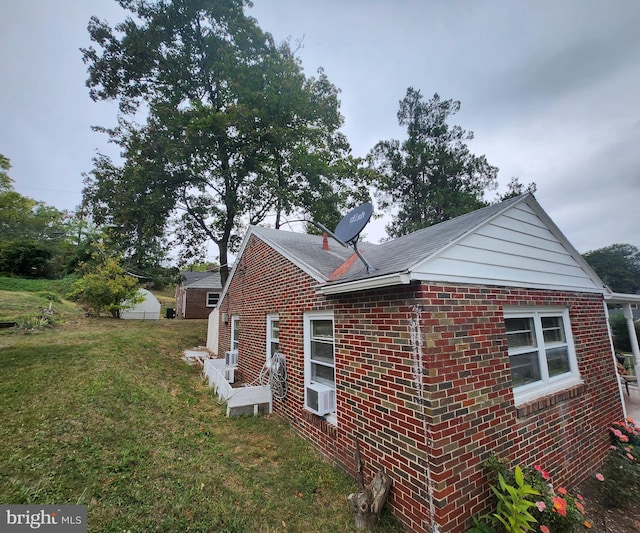 view of side of property featuring a lawn