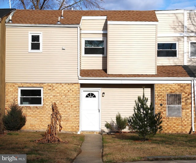 multi unit property featuring a front yard