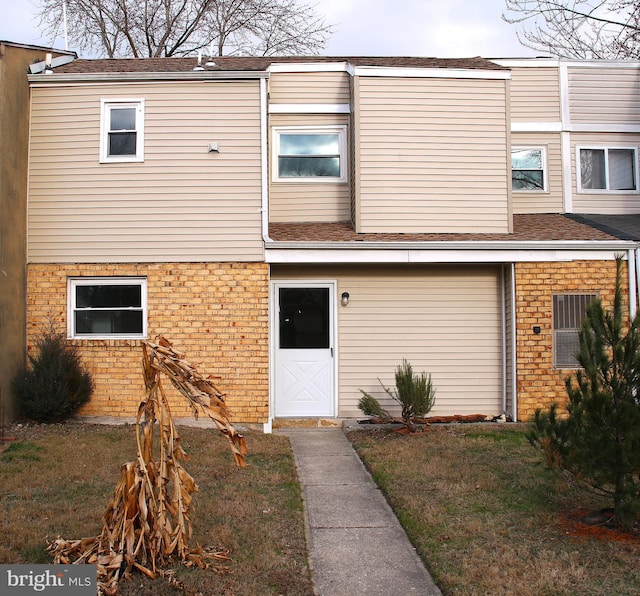 view of front of home featuring a front yard