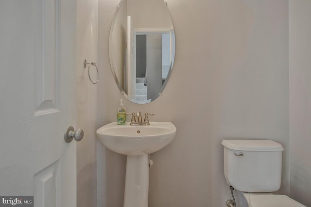 bathroom featuring toilet and sink