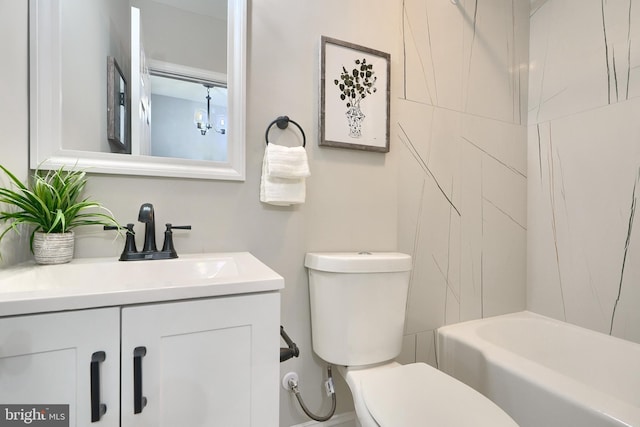 full bathroom featuring vanity, bathtub / shower combination, a notable chandelier, and toilet