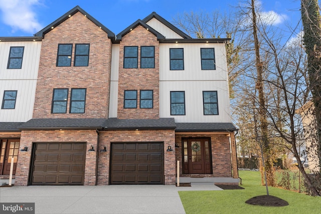 view of front facade featuring a garage and a front yard