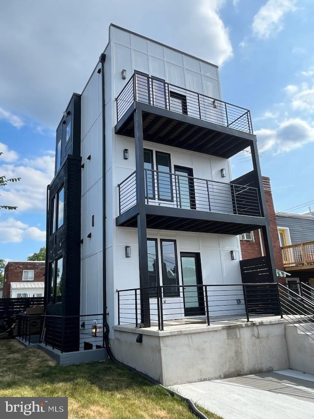 view of front of home featuring a balcony