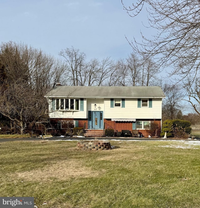 bi-level home with a front yard