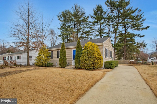 view of front of house featuring fence and a front yard