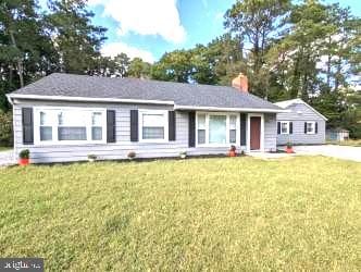 single story home with a front lawn