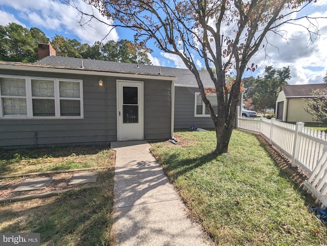 view of front of house featuring a front yard