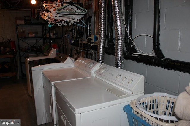 laundry room with washing machine and dryer