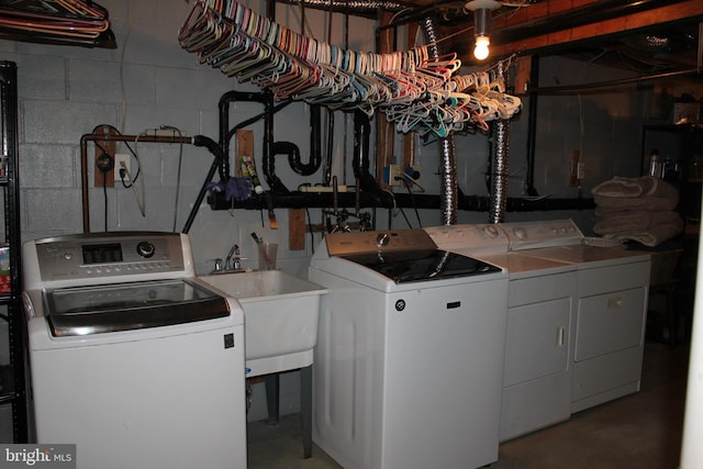 washroom with sink, cabinets, and washing machine and clothes dryer