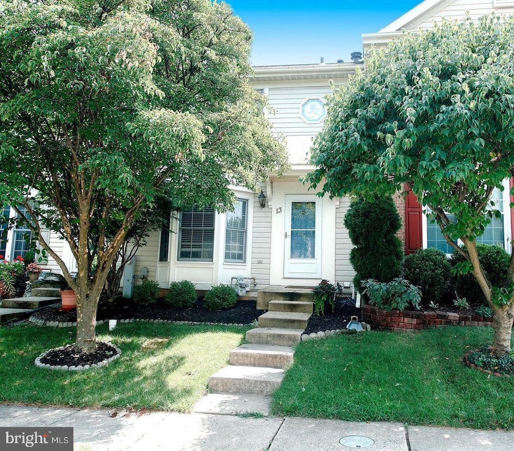 view of front of house with a front yard