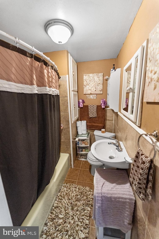 full bathroom with toilet, sink, tile patterned flooring, and shower / tub combo with curtain