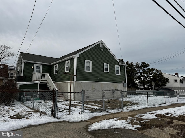 view of front of home featuring a fenced front yard