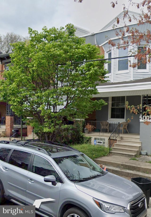 view of front of property featuring covered porch