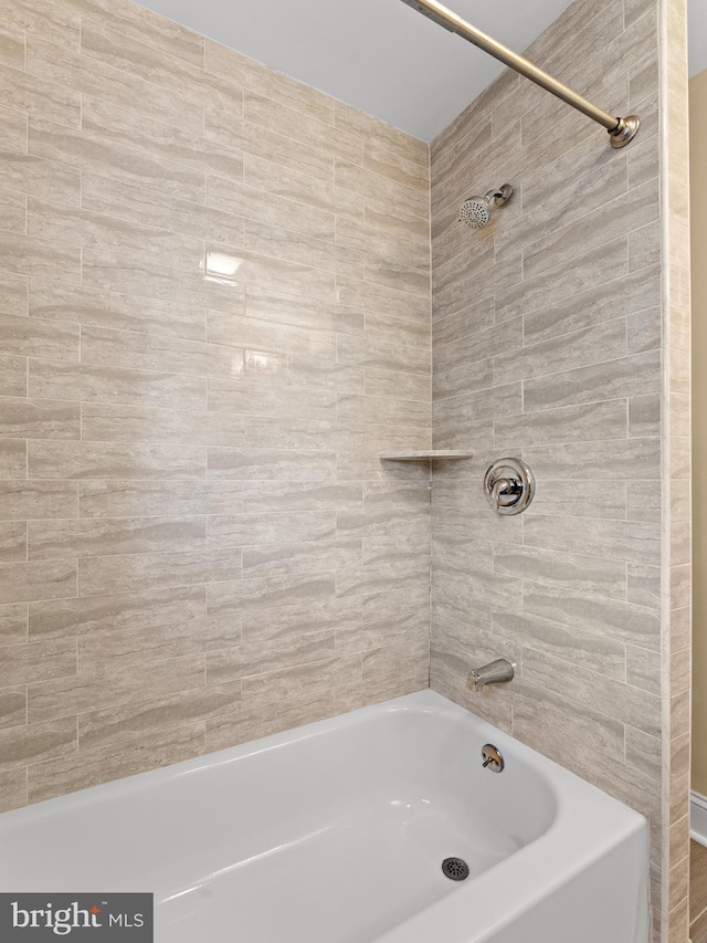 bathroom featuring tiled shower / bath combo