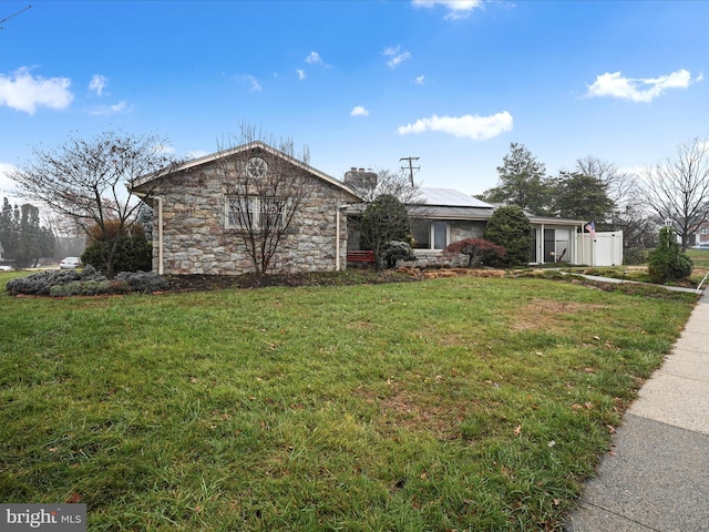 ranch-style house featuring a front lawn