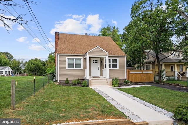 bungalow featuring a front lawn