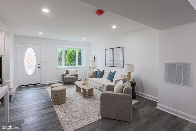 living room with dark wood-type flooring, recessed lighting, visible vents, and baseboards