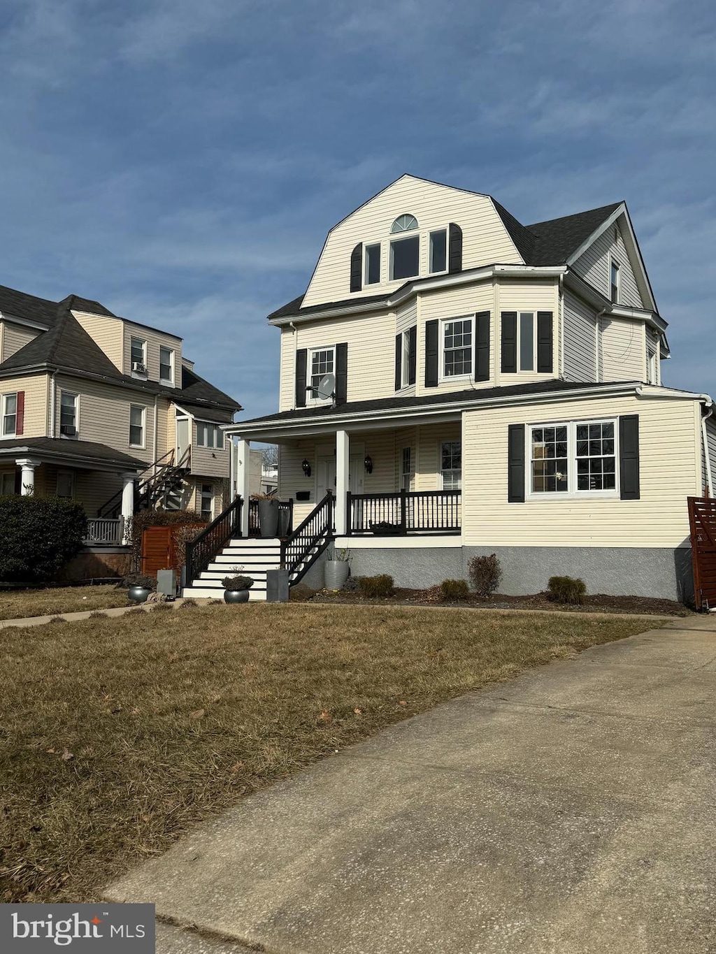 view of front of home featuring covered porch and a front lawn