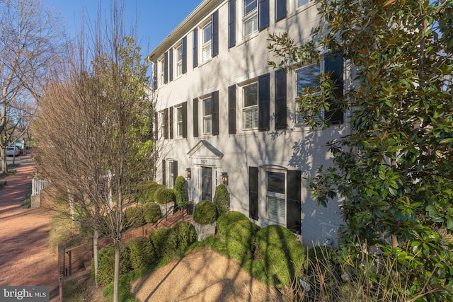 view of front facade featuring stucco siding