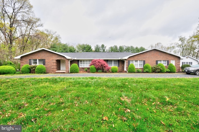 single story home with a front lawn