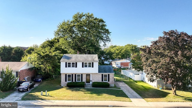 view of front of property featuring a front lawn