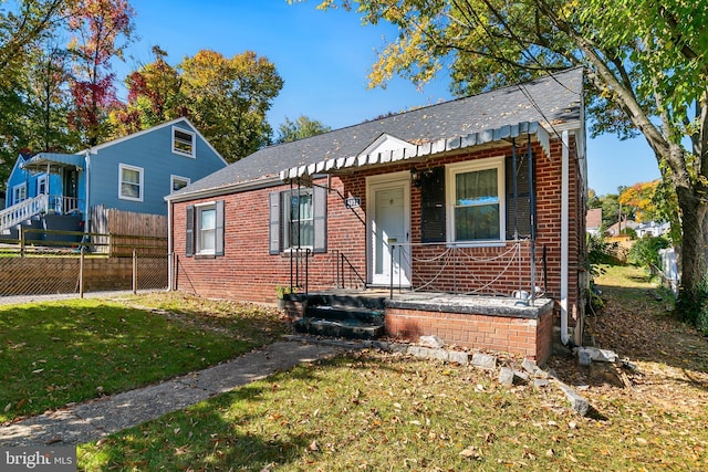 view of front of property featuring a front yard