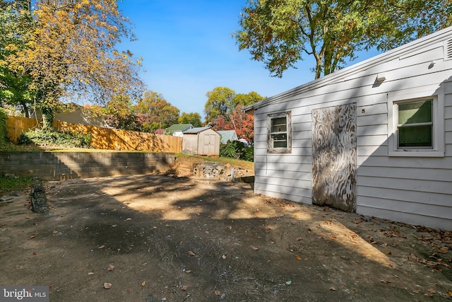 view of yard with a storage shed