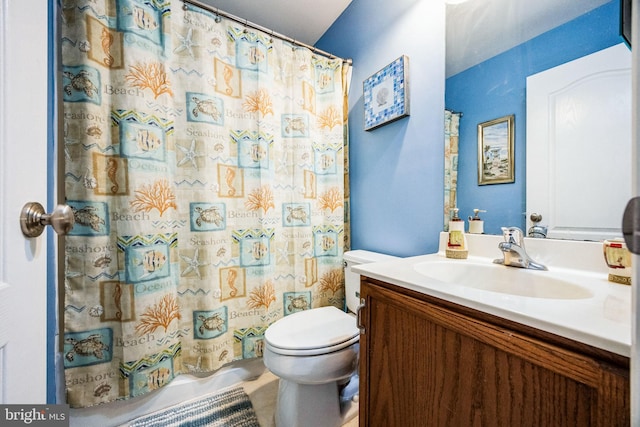 bathroom featuring a shower with shower curtain, vanity, and toilet