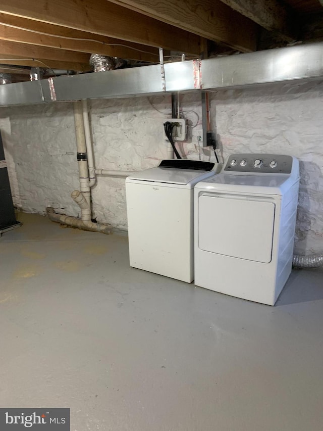 washroom featuring washing machine and clothes dryer