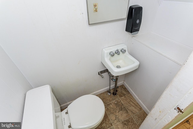 bathroom featuring toilet and sink