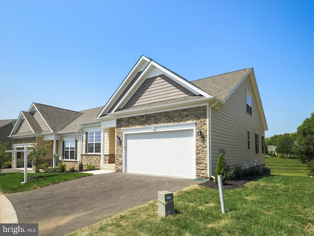 craftsman inspired home featuring a front lawn