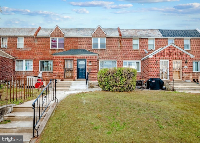 multi unit property featuring a front yard