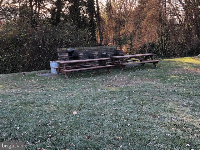 view of property's community featuring a lawn