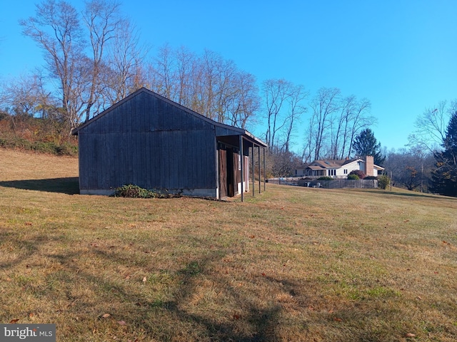 view of yard with an outdoor structure