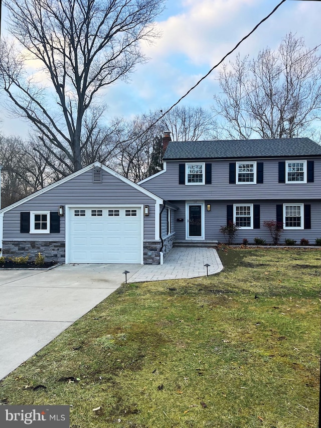 view of front facade featuring a front lawn and a garage