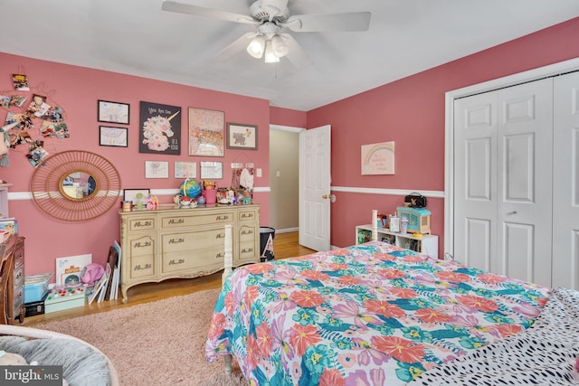 bedroom with hardwood / wood-style floors, ceiling fan, and a closet