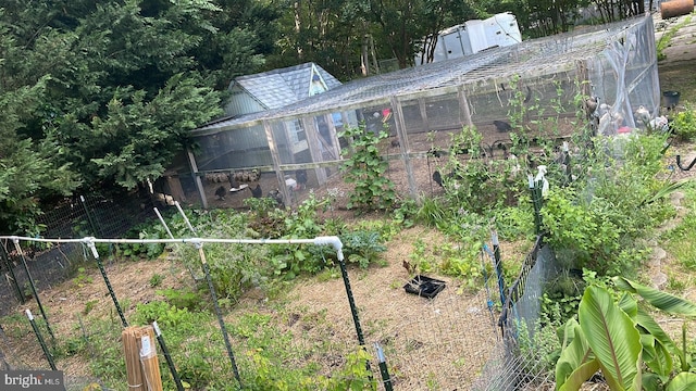 view of yard with an outbuilding