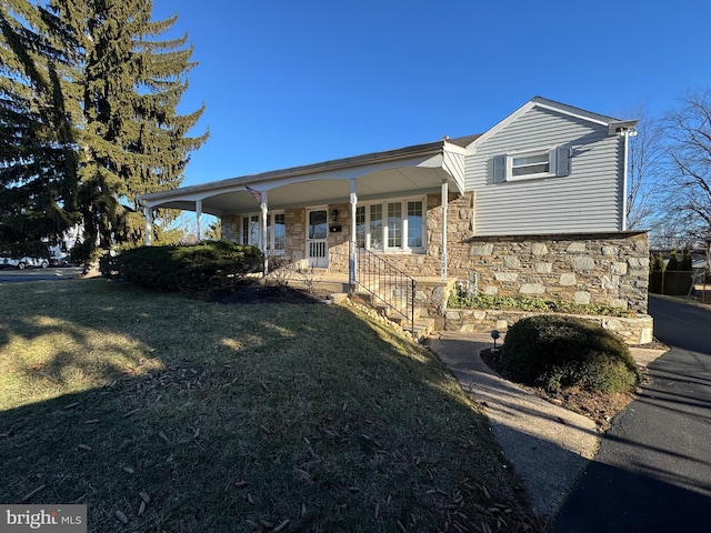 view of front facade featuring a front yard and covered porch