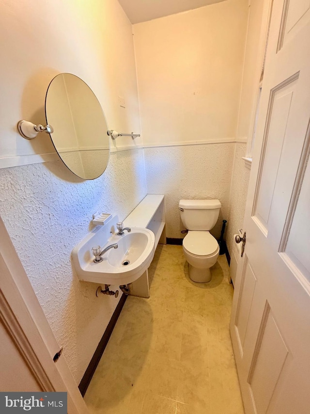 bathroom featuring sink and toilet