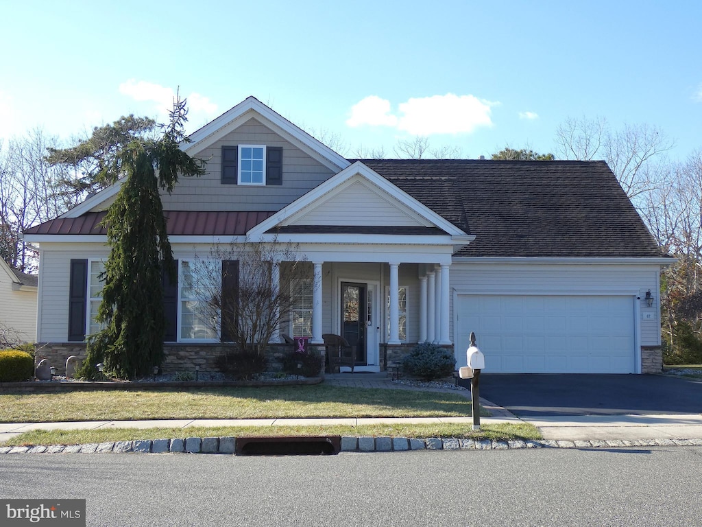 view of front of home featuring a front lawn and a garage