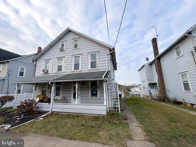 view of front of property with a front lawn