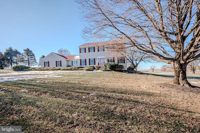 colonial house featuring a front yard