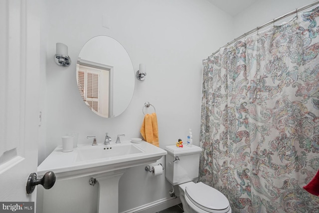 full bathroom featuring curtained shower and toilet