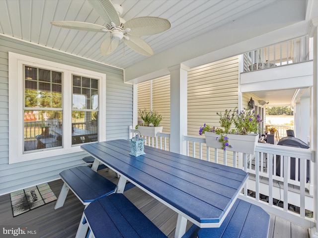 sunroom with ceiling fan