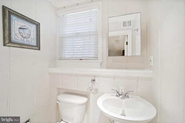 bathroom featuring toilet and sink