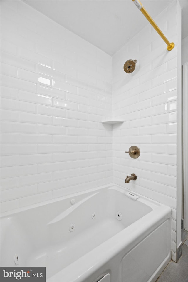 bathroom with tiled shower / bath