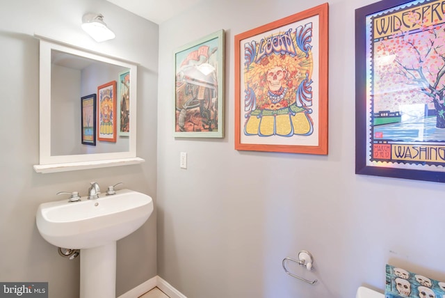 bathroom featuring a sink and baseboards