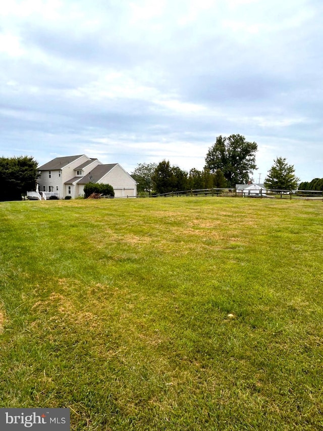 view of yard featuring a rural view