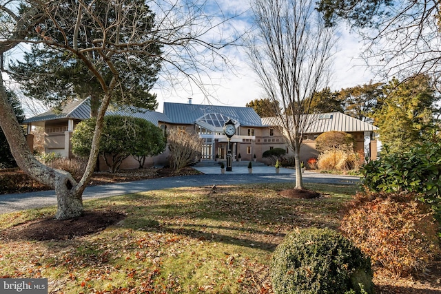 view of front of property featuring a front yard