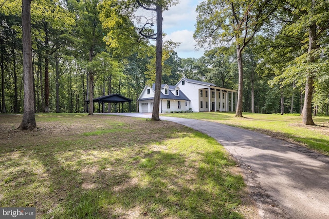 view of front facade featuring a front lawn